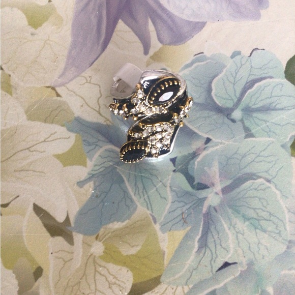 Beautiful silver/black ring surrounded by gorgeous diamond stone choos your size - Picture 8 of 9